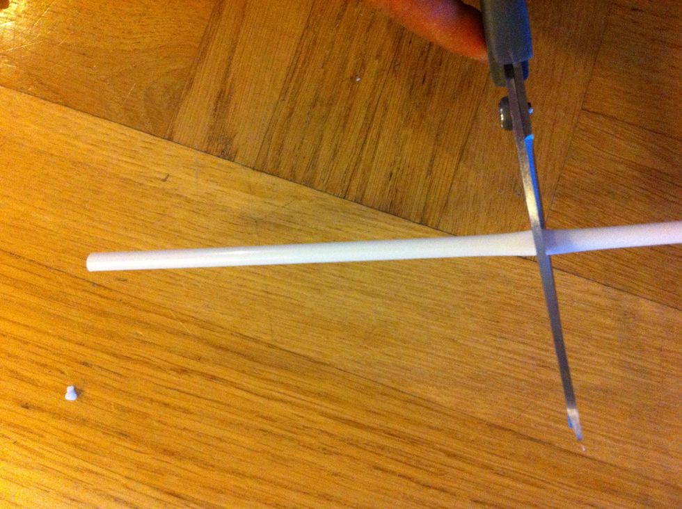 Klipp av en bit sugr\u00f6r (ca 15 cm l\u00e5ng) som ska tejpas p\u00e5 ballongen.