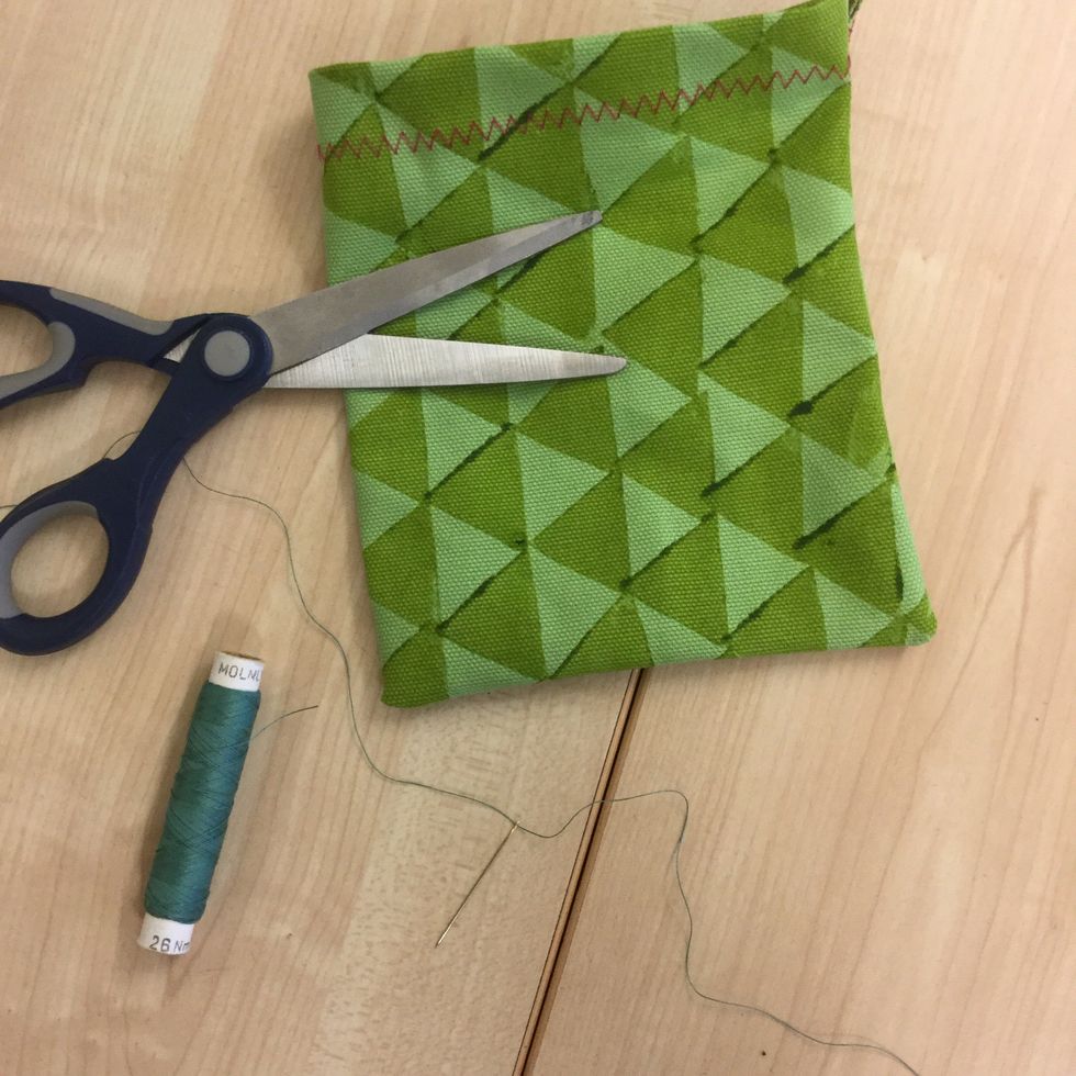 Klipp av en bit sytr\u00e5d, lika l\u00e5ng som din arm. Tr\u00e4 i tr\u00e5den i en syn\u00e5l.