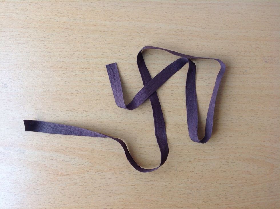 Klipp av ett bomullsband i valfri l\u00e4ngd.