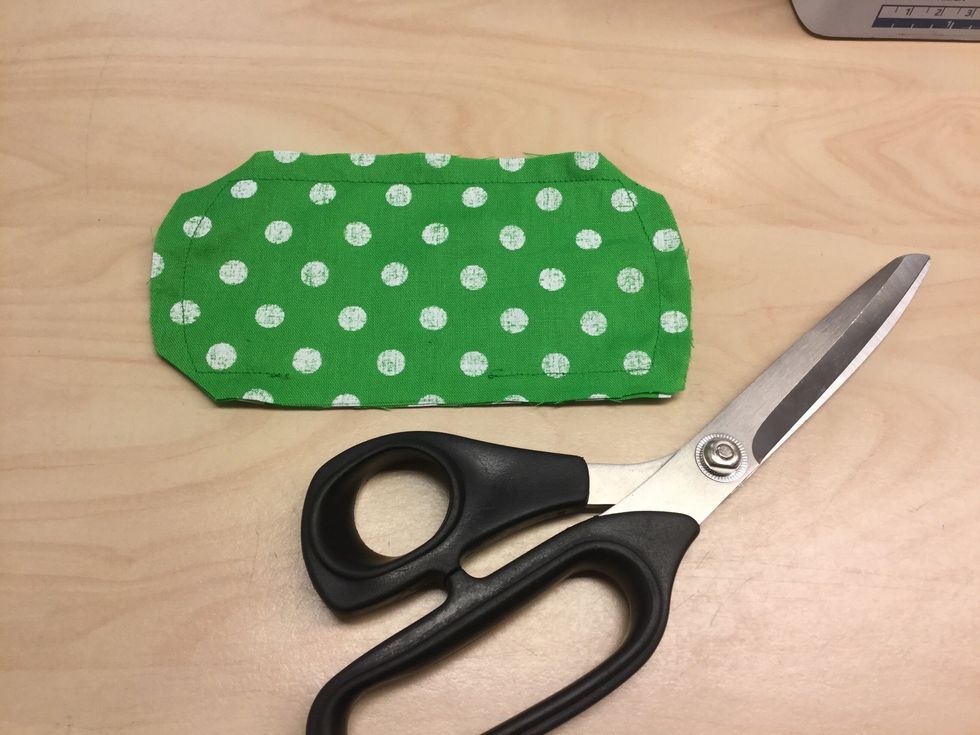 Klipp av h\u00f6rnen p\u00e5 tyget men akta s\u00e5 du inte klipper i s\u00f6mmen.