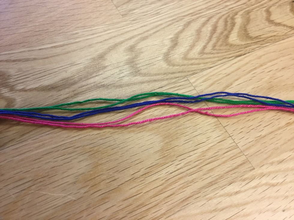 Klipp av i l\u00e4ngder p\u00e5 ca 60 cm, tv\u00e5 av varje tr\u00e5d.