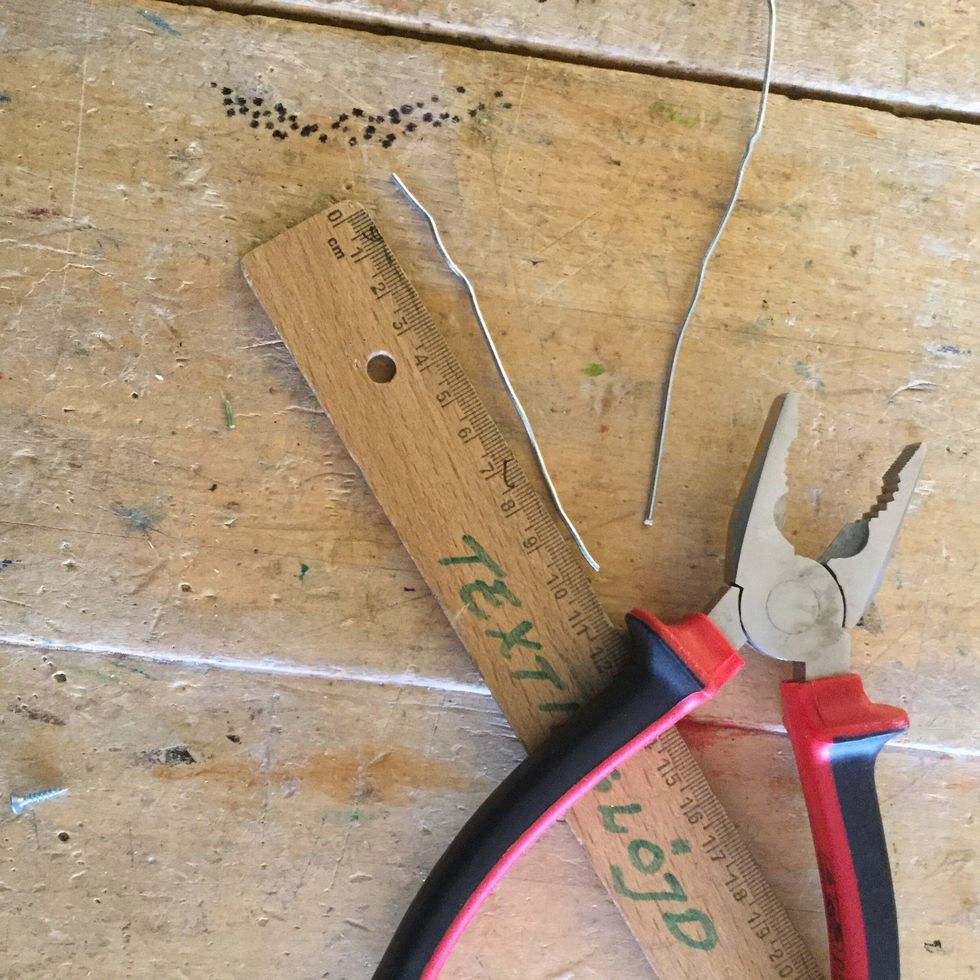 Klipp av tv\u00e5 bitar p\u00e5 10 cm av den gr\u00f6vre st\u00e5ltr\u00e5den.