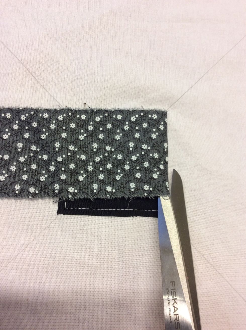 Klipp av tyget s\u00e5 det blir lika l\u00e5ngt som kvadraten.