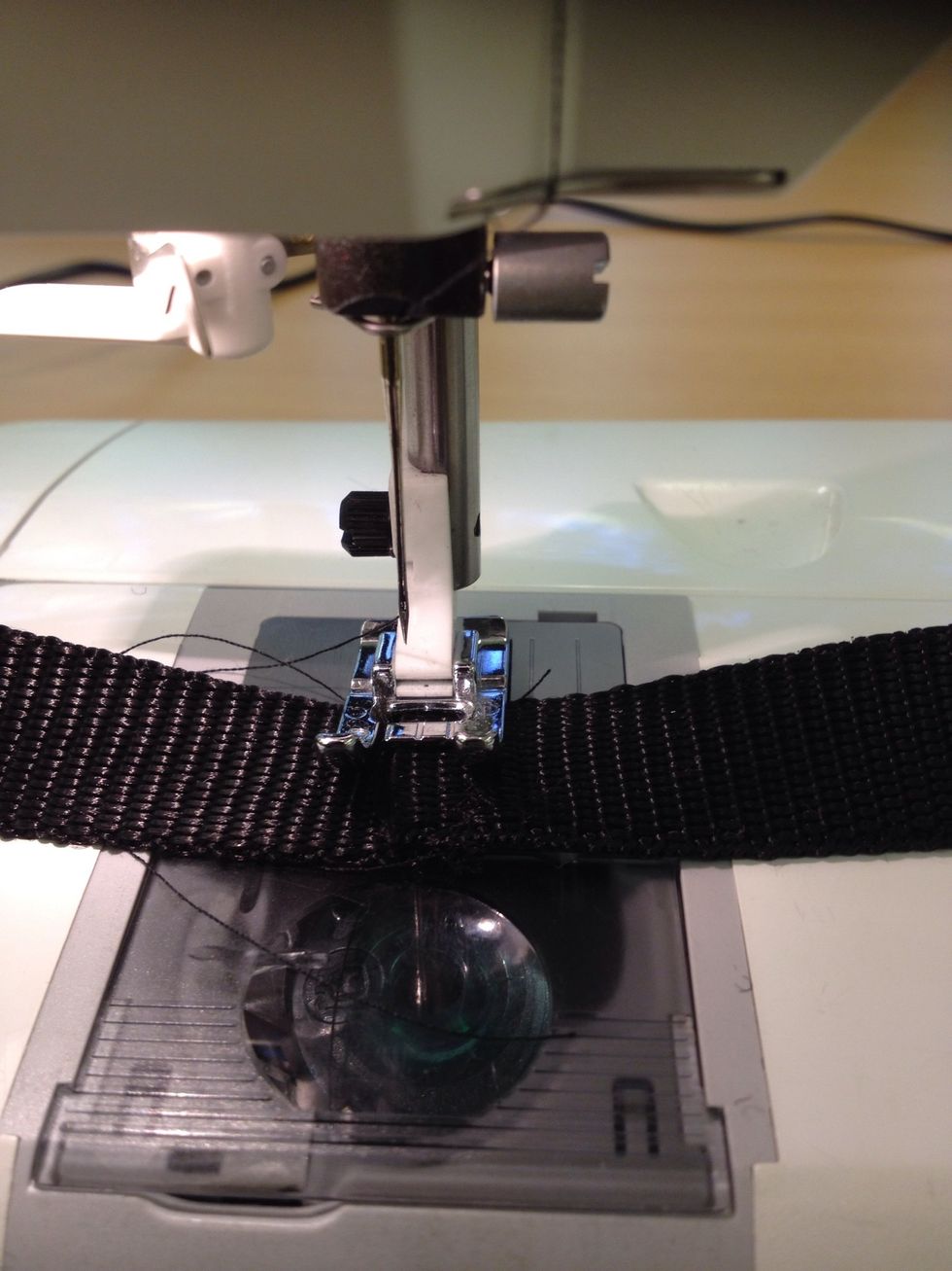 Klipp bandet i den l\u00e4ngd som m\u00f6nstret visar. Sy ihop bandet till en stor cirkel.Anv\u00e4nd sicksack och....