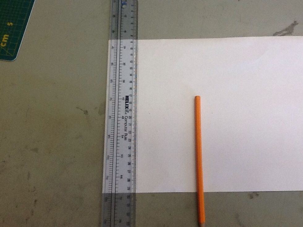 Klipp bort 4cm av l\u00e4ngden p\u00e5 pappret.