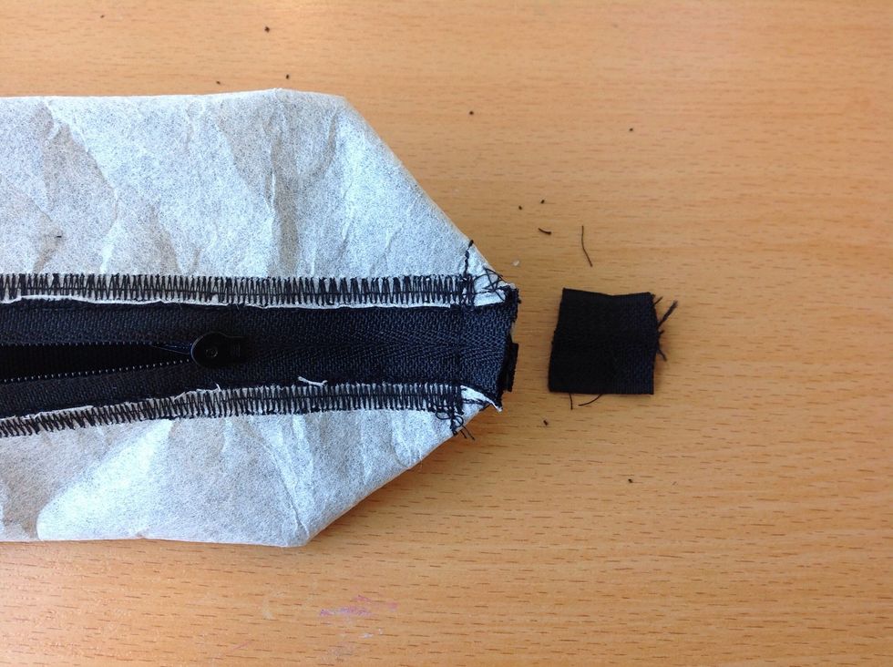 Klipp bort alla l\u00f6sa tr\u00e5dar samt \u00e4ndarna p\u00e5 dragkedjan.