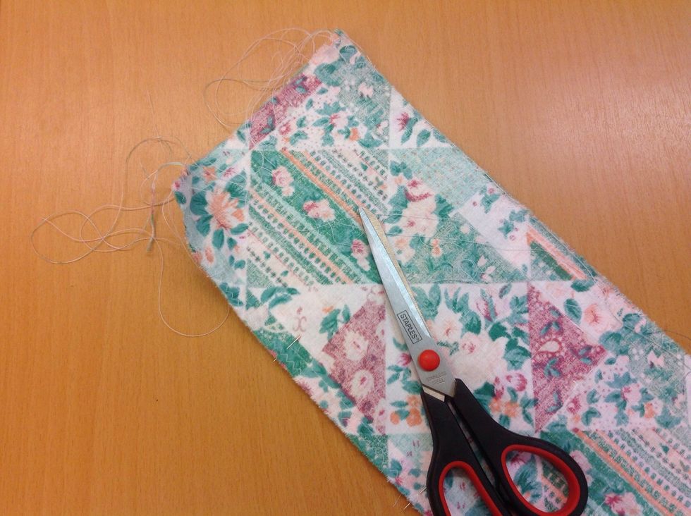 Klipp bort alla l\u00f6sa tr\u00e5dar! Vr\u00e4ng nu ut r\u00e4tsidan.