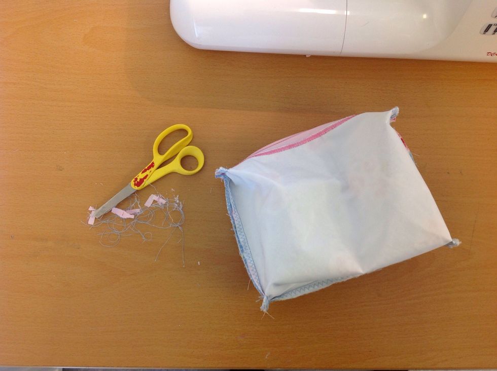 Klipp bort alla tr\u00e5dar och dragkedjan som sticker ut.