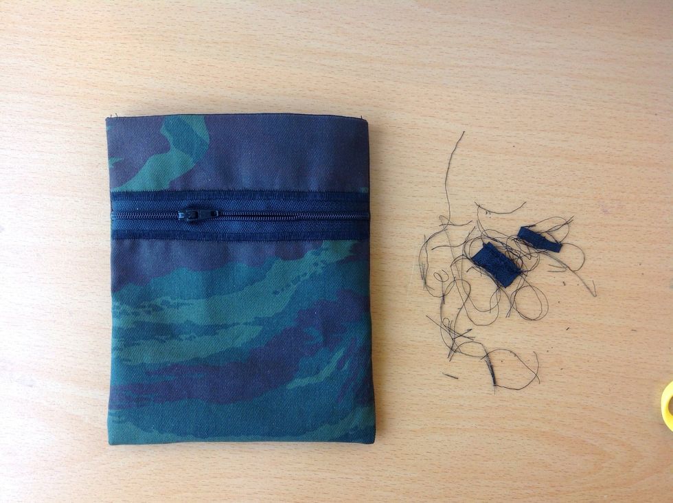 Klipp bort alla tr\u00e5dar och \u00e4ndarna p\u00e5 dragkedjan. Vr\u00e4ng p\u00e5sen ut och in. Var noga s\u00e5 du f\u00e5r ut h\u00f6rnen ordentligt.