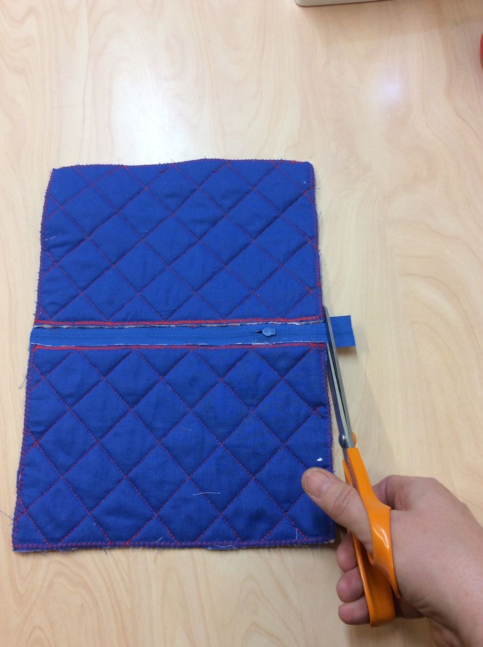 Klipp bort dragkedjan utanf\u00f6r tyget.