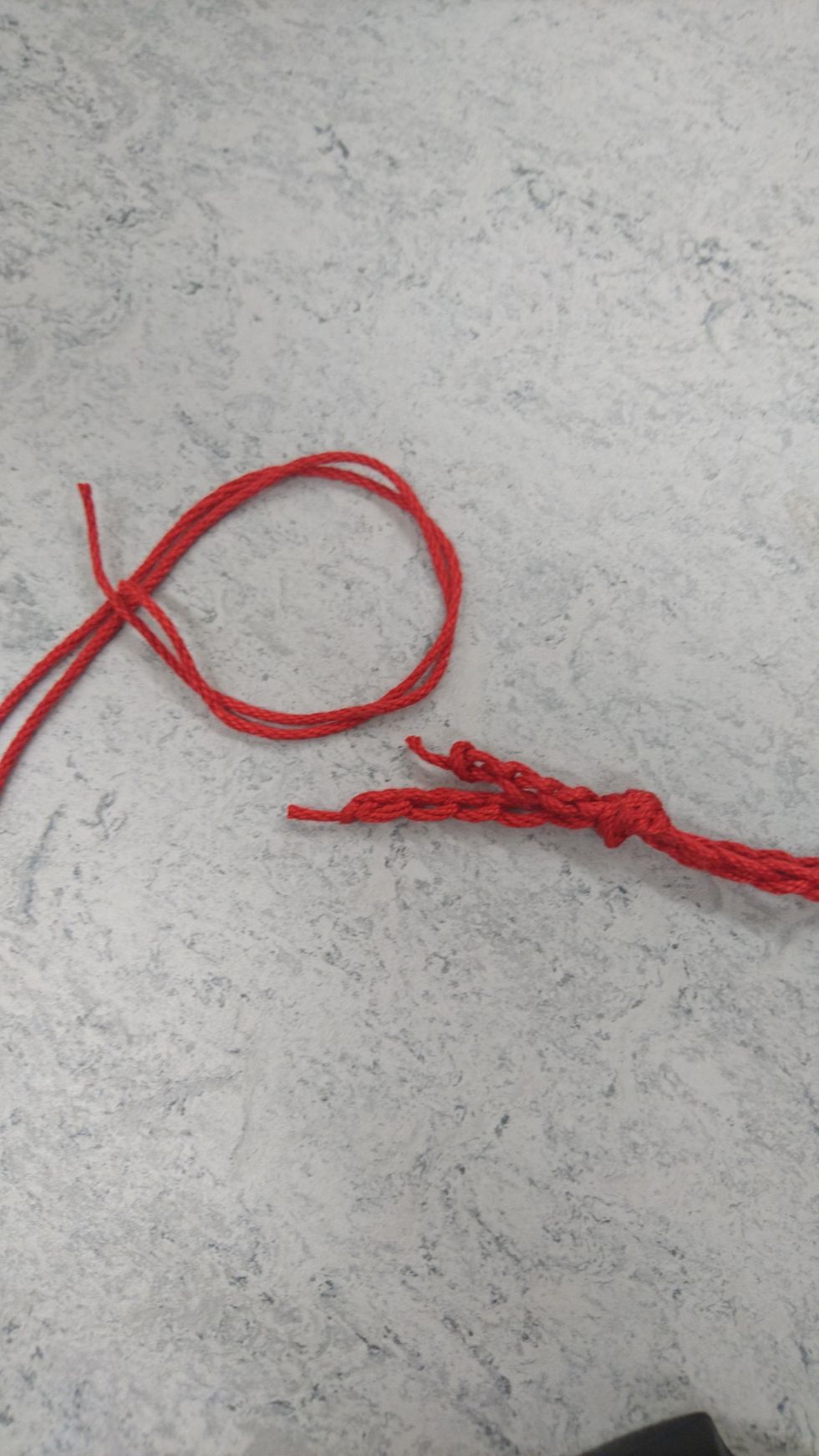 Klipp bort garnet som inte \u00e4r virkat.