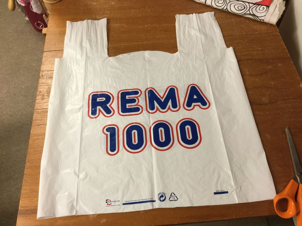 Klipp bort s\u00f6mmarna i botten och i handtagen.