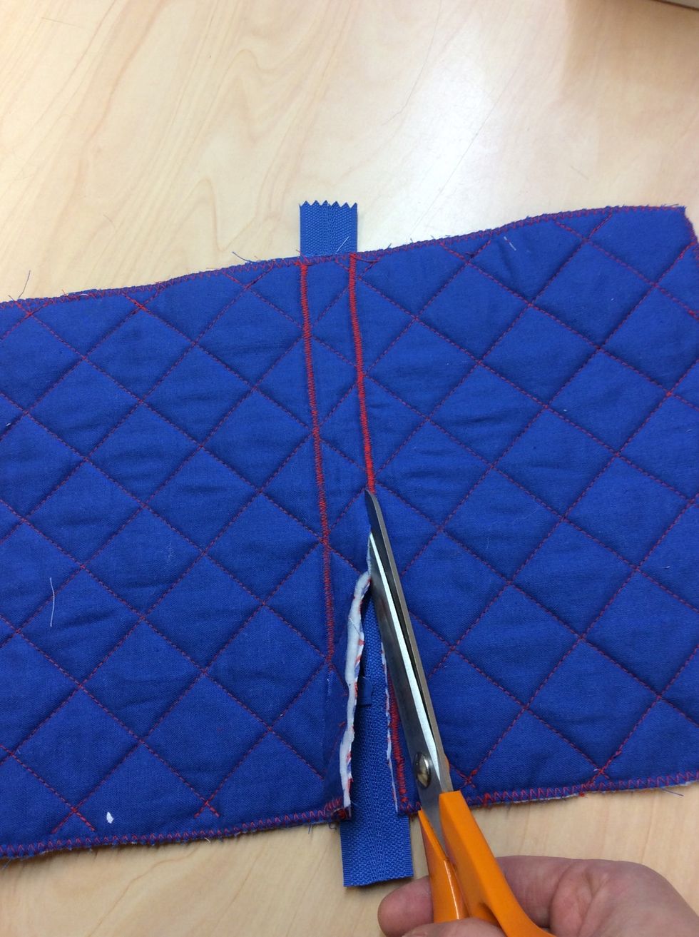 Klipp bort tyget du har mellan dina sick-sackade s\u00f6mmar fr\u00e5n baksidan. KLIPP INTE I DRAGKEDJAN.