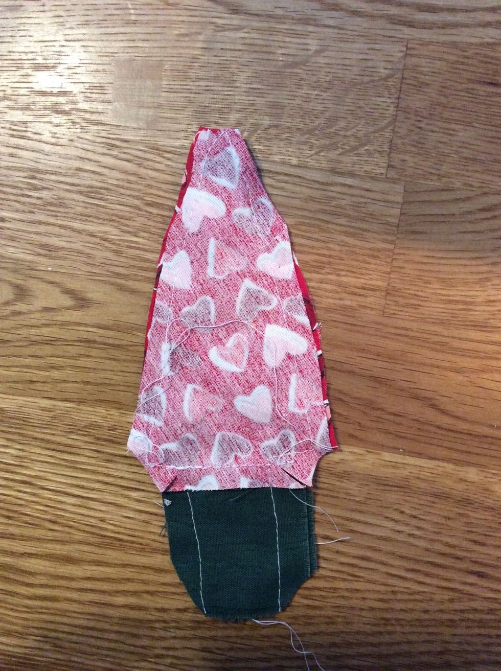 Klipp bort tyget utanf\u00f6r s\u00f6mmen i h\u00f6rnen