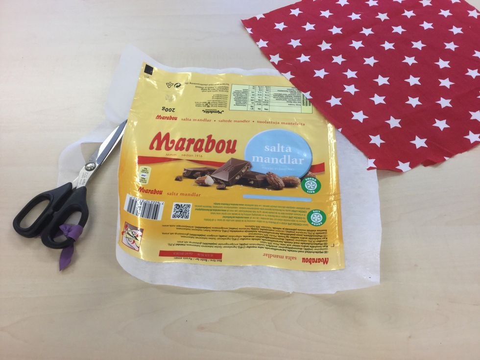 Klipp bort \u00f6verfl\u00f6digt vlieseline runt kanten.