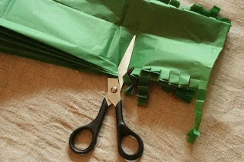 Klipp de vikta delarna fram till mitten markeringarna p\u00e5 var sida.