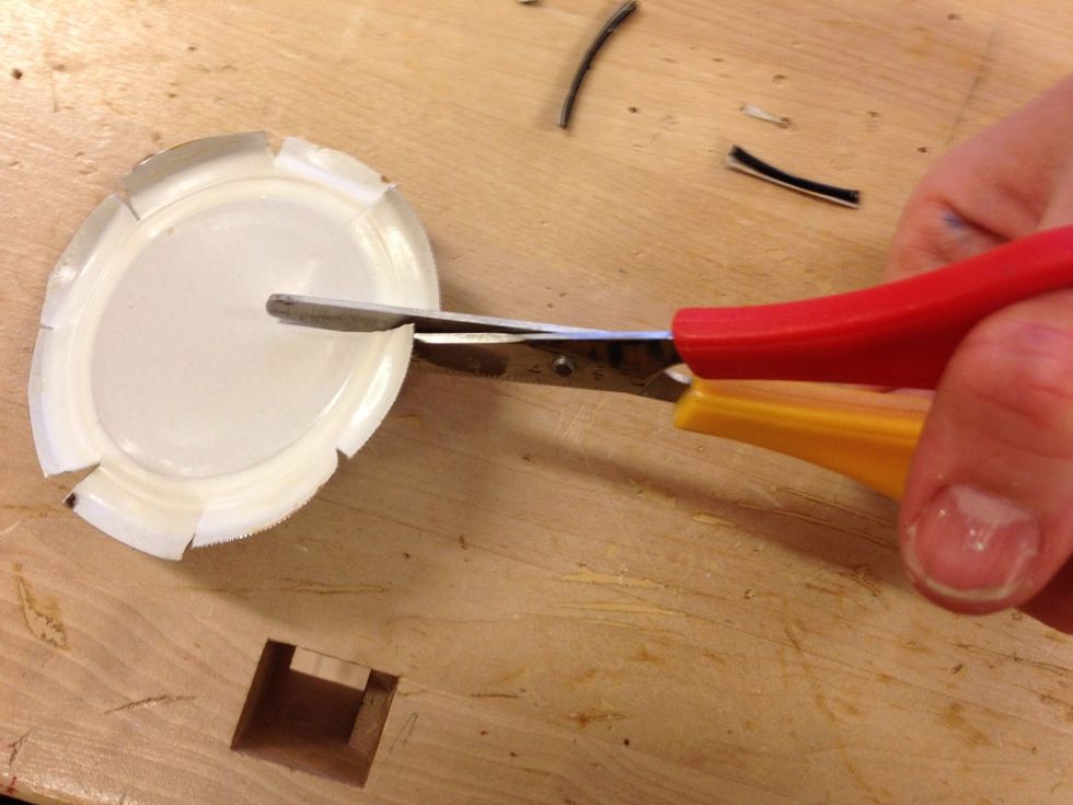 Klipp en bit in mot mitten och forma flikarna till blomblad i \u00f6nskad form.