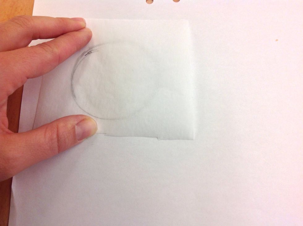 Klipp en bit vliesofix i lagom storlek och l\u00e4gg \u00f6ver din bild. Se till att vliesofixen har papperssidan upp\u00e5t. Rita av.