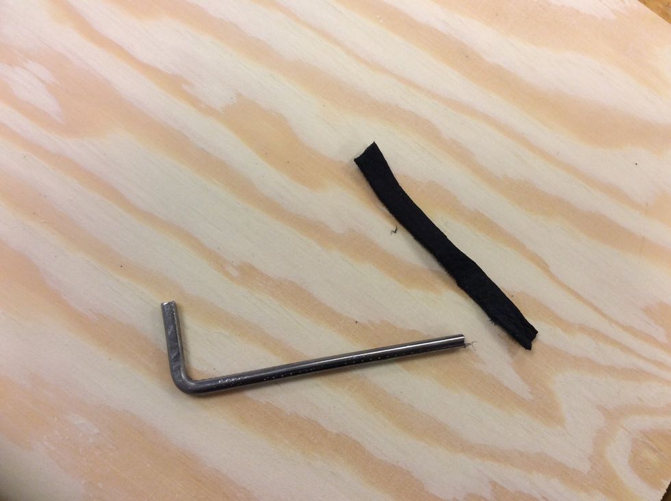 Klipp en tunn remsa av l\u00e4der.