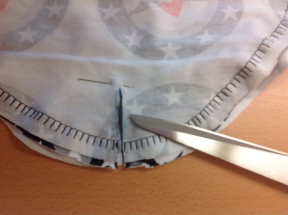 Klipp ett jack 3cm mitt p\u00e5 rundningen och genom alla 4 lager tyg.