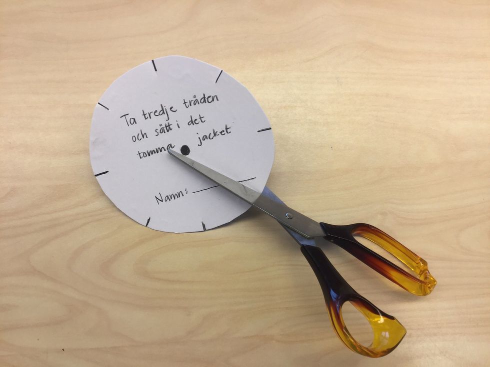 Klipp i de markerade jacken.