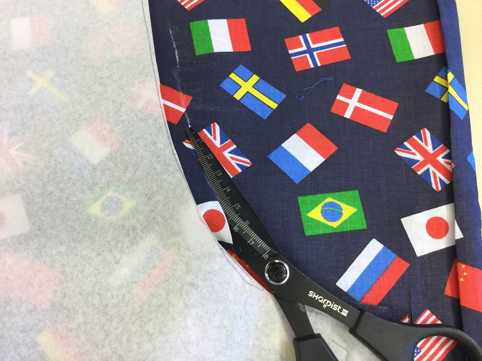 Klipp i den markerade linjen. Klipp i dubbelt tyg.