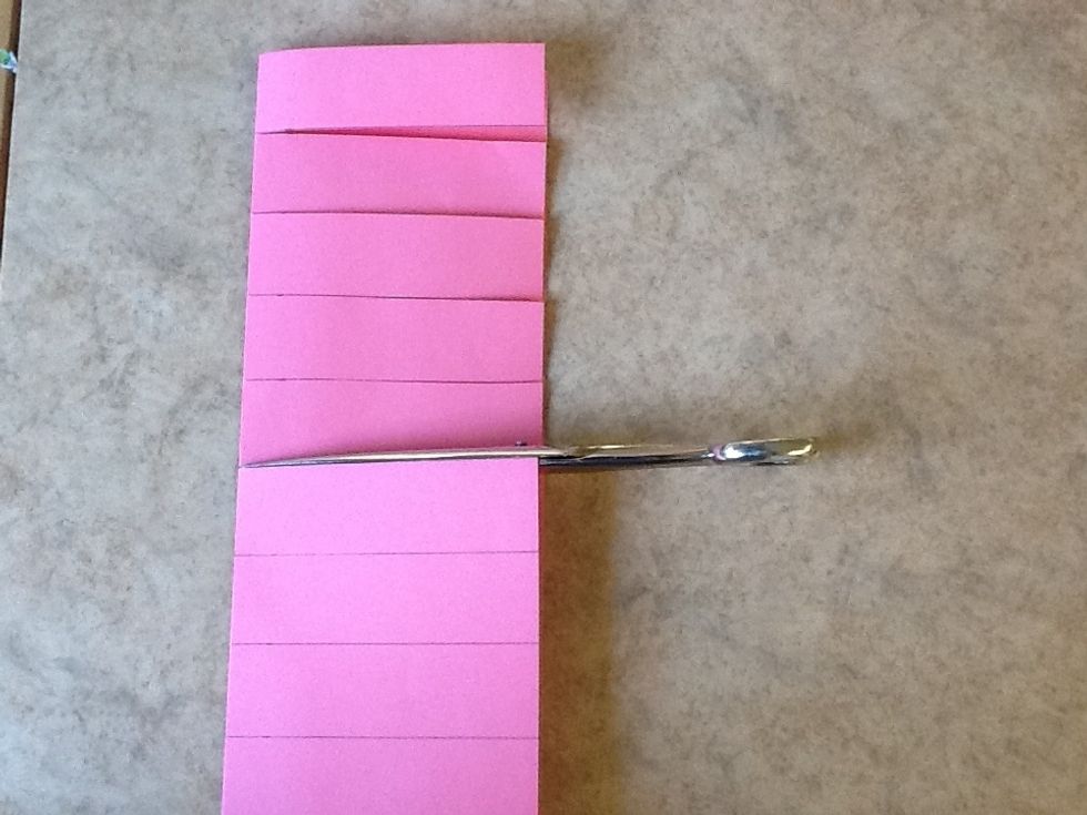 Klipp l\u00e4ngs med strecken. Klipp bara till det vikta, allts\u00e5 till mitten.