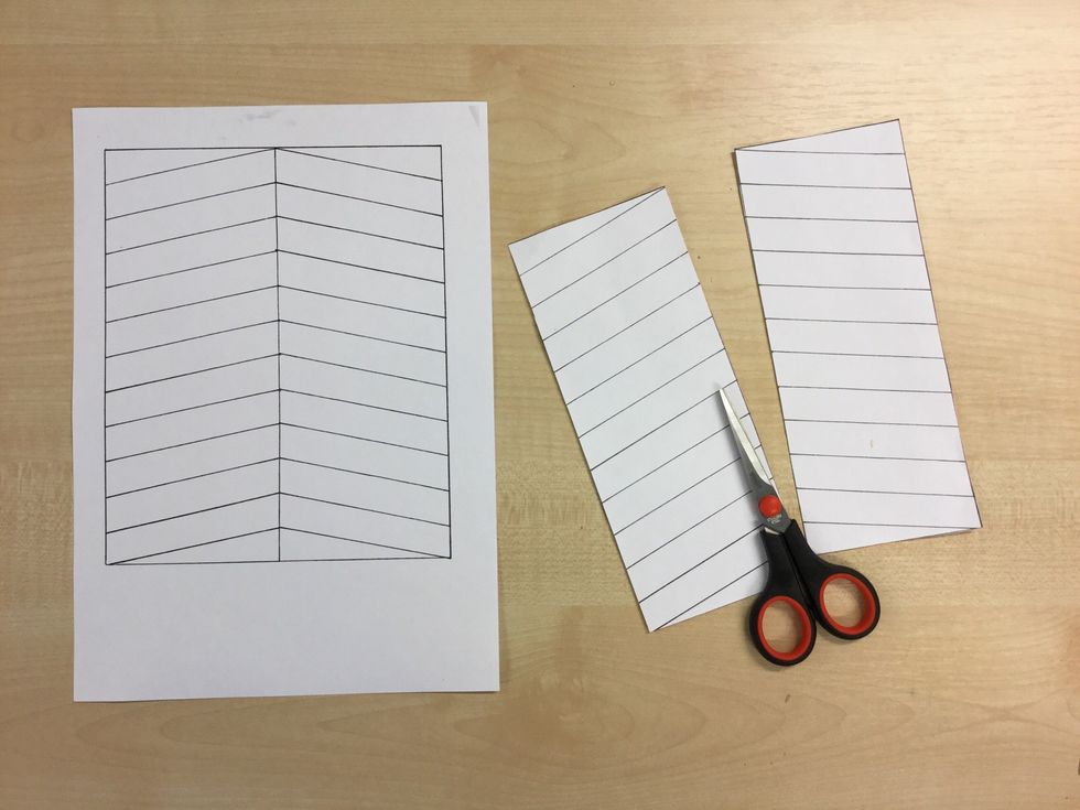 Klipp mallen i tv\u00e5 delar med en papperssax.