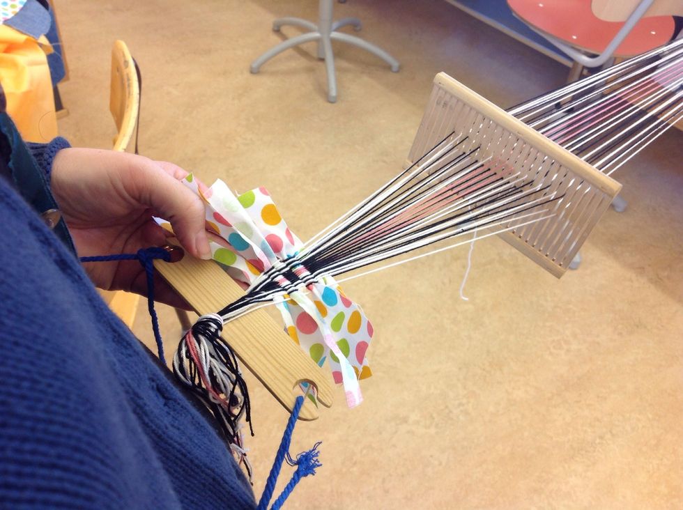 Klipp n\u00e5gra trasor av spillbitar, ungef\u00e4r 1,5cm breda och 15cm l\u00e5nga. B\u00f6rja v\u00e4v med n\u00e5gra remsor, f\u00f6r att f\u00e5 ordning p\u00e5 sk\u00e4let och bredden p\u00e5 bandet. Dessa remsor tar man bort n\u00e4r bandet \u00e4r klart.