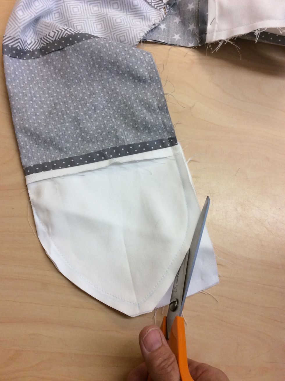 Klipp ner s\u00f6msm\u00e5nen p\u00e5 svansen, ca 1cm fr\u00e5n s\u00f6mmen.