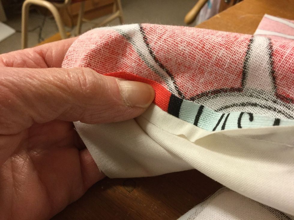 Klipp ner s\u00f6msm\u00e5nen till 1/2 cm och pressa is\u00e4r s\u00f6mmarna med fingrarna. V\u00e4nd p\u00e5 kassen s\u00e5 att du f\u00e5r r\u00e4tsidan ut.