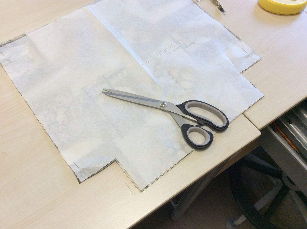 Klipp noga vid kanten.