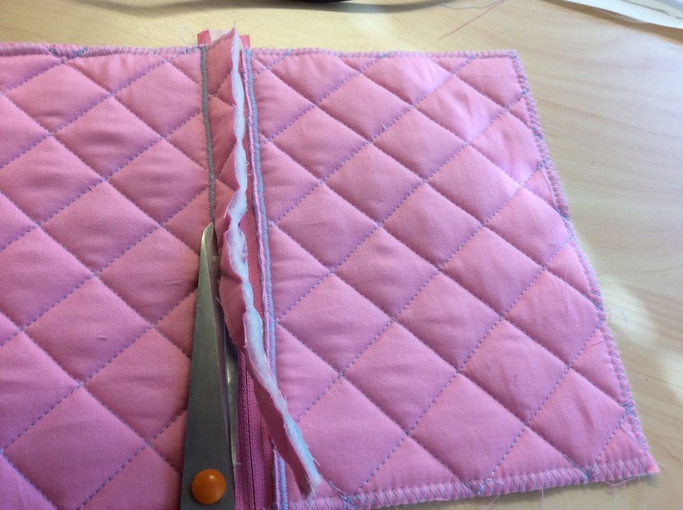 Klipp nu bort tyget du har mellan dina sick-sackade s\u00f6mmar fr\u00e5n baksidan. Du f\u00e5r INTE klippa i dragkedjan.