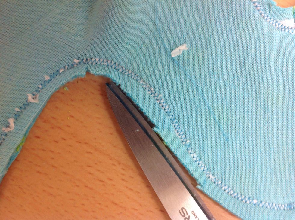 Klipp nu i den ritade linjen. D\u00e4refter klipps sm\u00e5 jack i s\u00f6mmens alla sv\u00e4ngar.