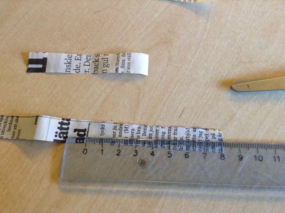 Klipp remsorna i 8 centimeterbitar.