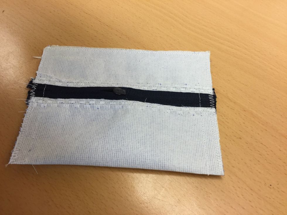 Klipp rent i kanterna. Sicksacka i kanten.