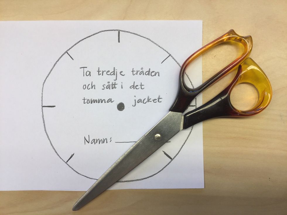 Klipp runt om mallen.