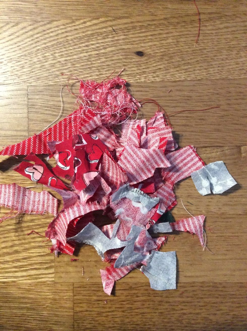 Klipp spillbitar till \u00e4nnu mindre bitar f\u00f6r att anv\u00e4nda som fyllning.