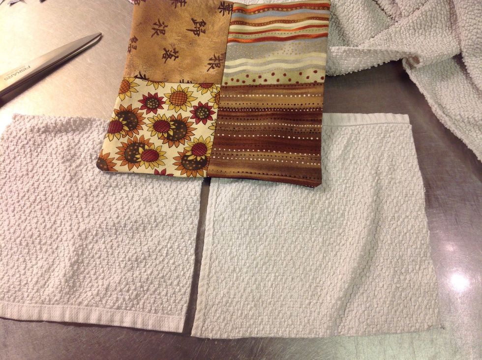 Klipp till 1-2 kvadrater i passande storlek av grillfoder. Om du inte har det g\u00e5r det bra med en gammal frott\u00e9handduk ocks\u00e5.