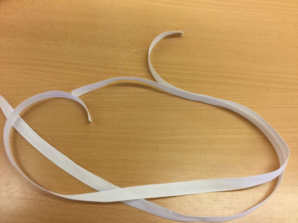 Klipp till 2 bomullsband 70 cm l\u00e5nga.