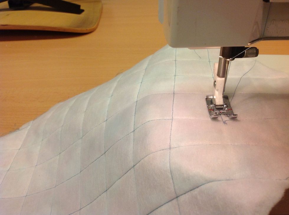 Klipp till 2st bitar yttertyg, foder och mellanl\u00e4gg ca 30x20 cm. Stryk fast mellanl\u00e4gget p\u00e5 yttertygets baksida och sy rutm\u00f6nster.