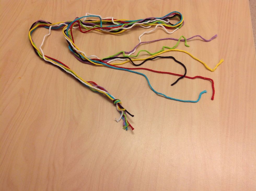 Klipp till 7 olika tr\u00e5dar, ca 60 cm till nyckelring, ca 1 meter f\u00f6r armband. G\u00f6r en knut i \u00e4nden.