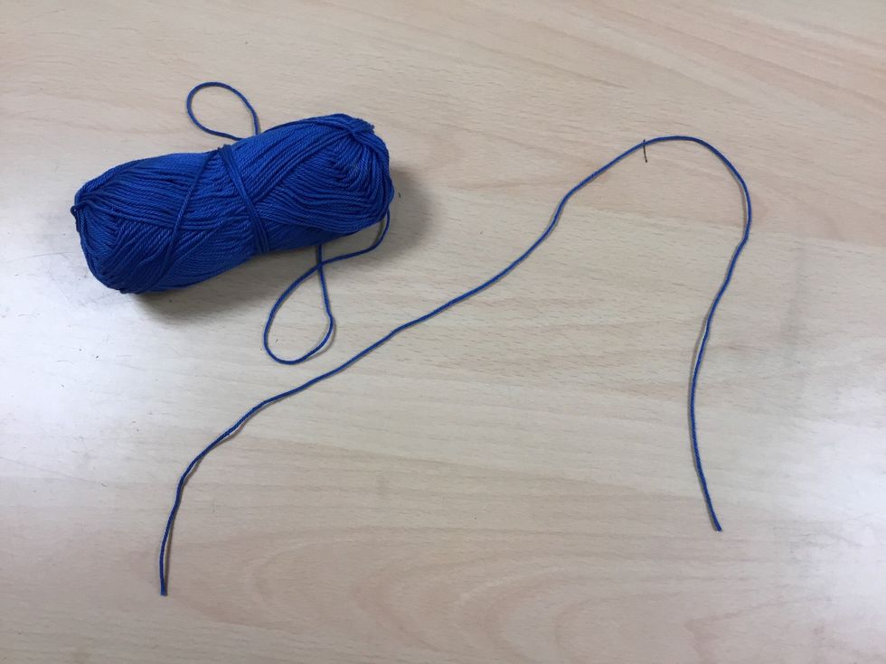Klipp till ca 50 cm tunt bomullsgarn.