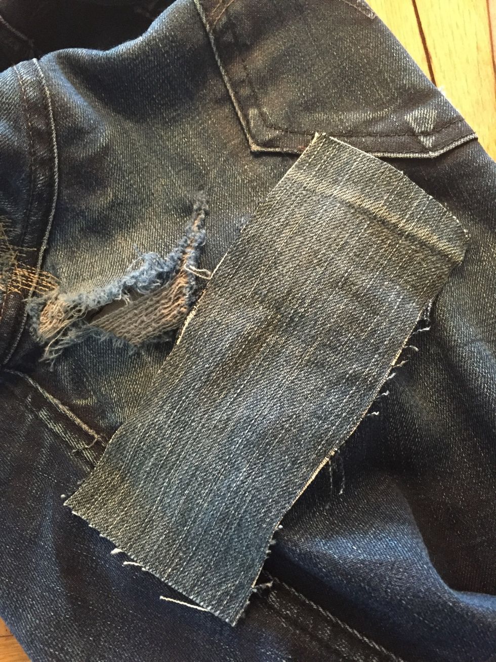 Klipp till en bit gammalt jeanstyg (bra att spara ett par som inte l\u00e4ngre passar). Biten ska vara st\u00f6rre \u00e4n h\u00e5let