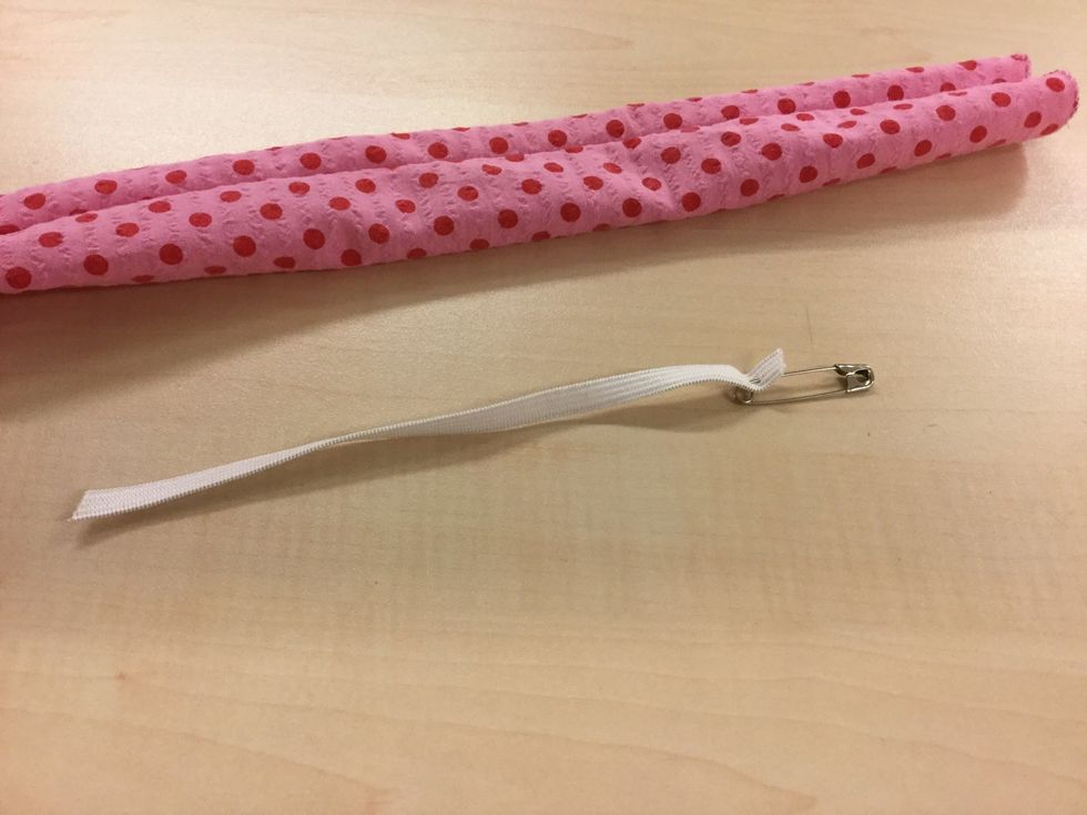 Klipp till en bit res\u00e5rband som \u00e4r ca 17 cm.