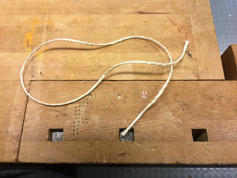 Klipp till en bit som \u00e4r 150 cm l\u00e5ng.