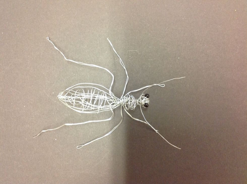 Klipp till en lagom bit metalltr\u00e5d till antennerna och tr\u00e4 in dem i huvudet.