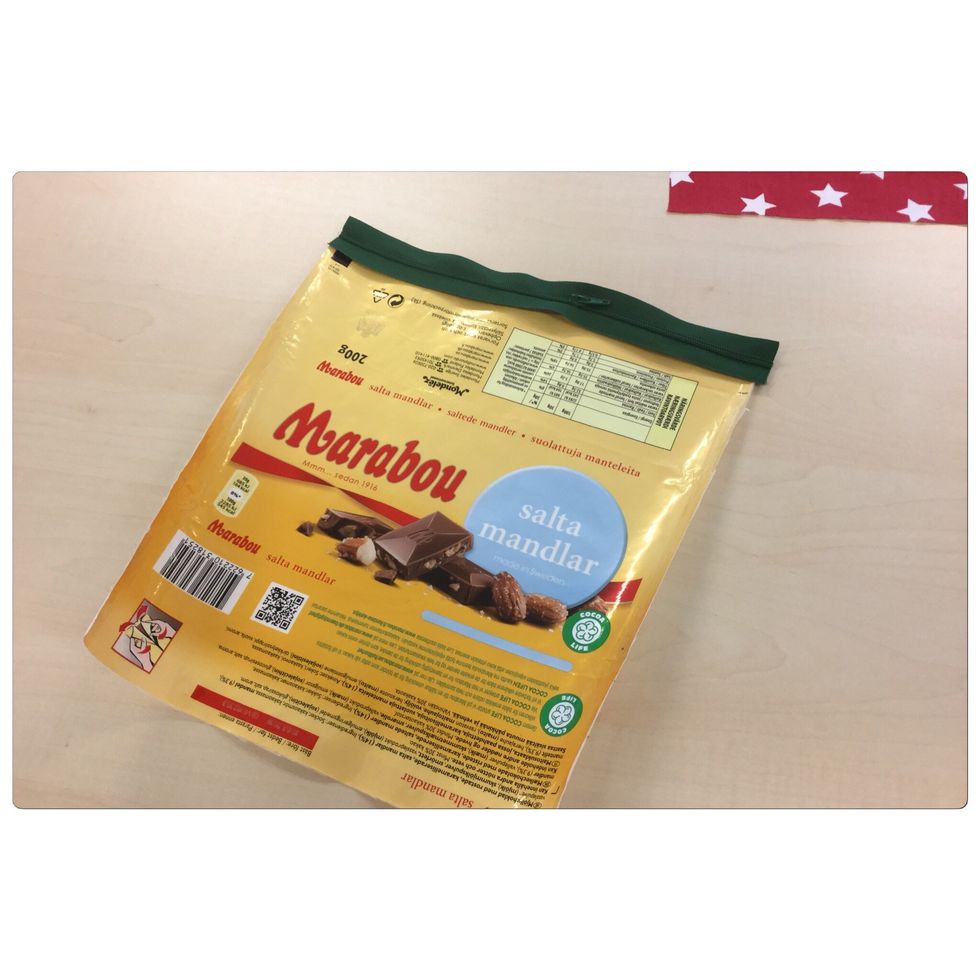 Klipp till ett blixtl\u00e5s i lagom l\u00e4ngd. Observera att du m\u00e4ter mot r\u00e4tt kant p\u00e5 chokladpappret, se bilden.