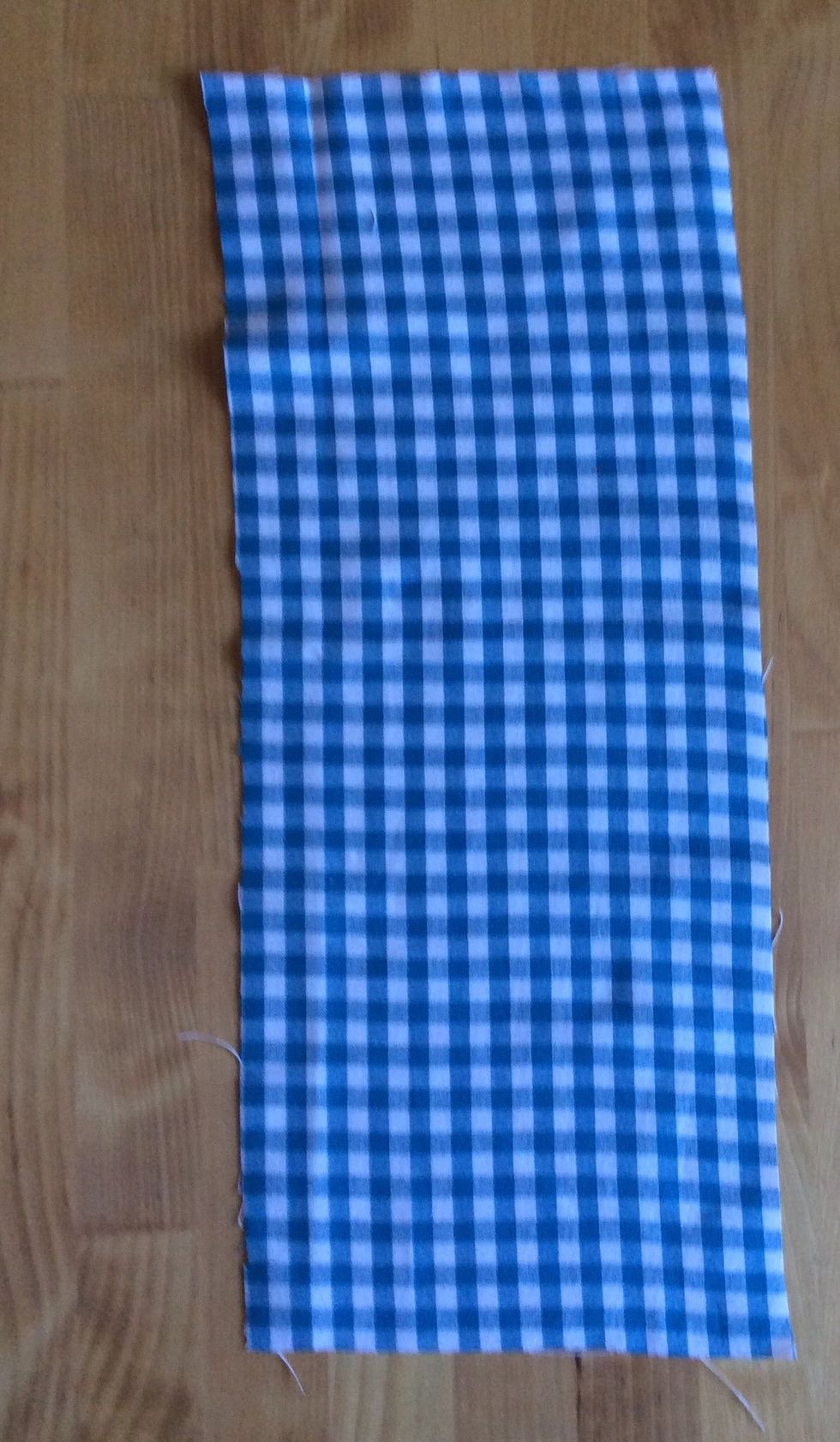 Klipp till ett tyg som \u00e4r ca 16 cm brett, 40 cm l\u00e5ngt