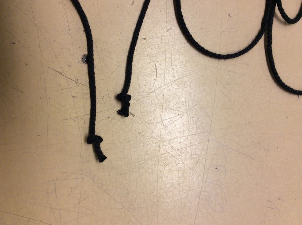 Klipp till tv\u00e5 snoddar \u00e0 2 meter. Om du \u00e4r l\u00e5ng kanske de ska bara lite mer \u00e4n 2 meter, om du \u00e4r kort lite kortare. G\u00f6r knutar i alla \u00e4ndar s\u00e5 att inte snoddarna fransar upp sig.